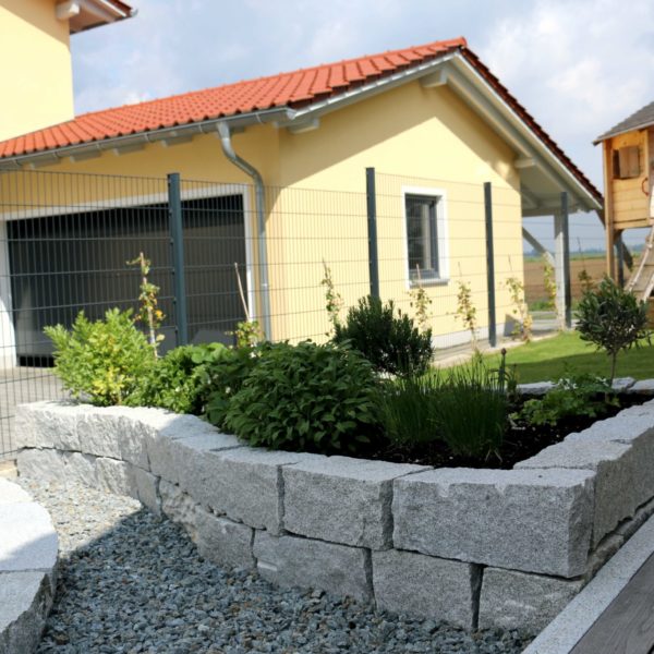 Kräuterbeet aus Granitmauersteinen