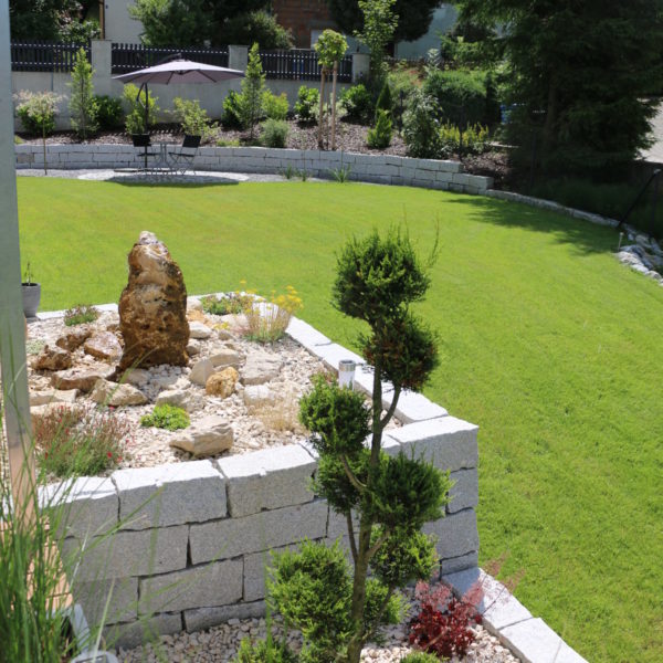 Stützmauer aus Granit Mauersteinen